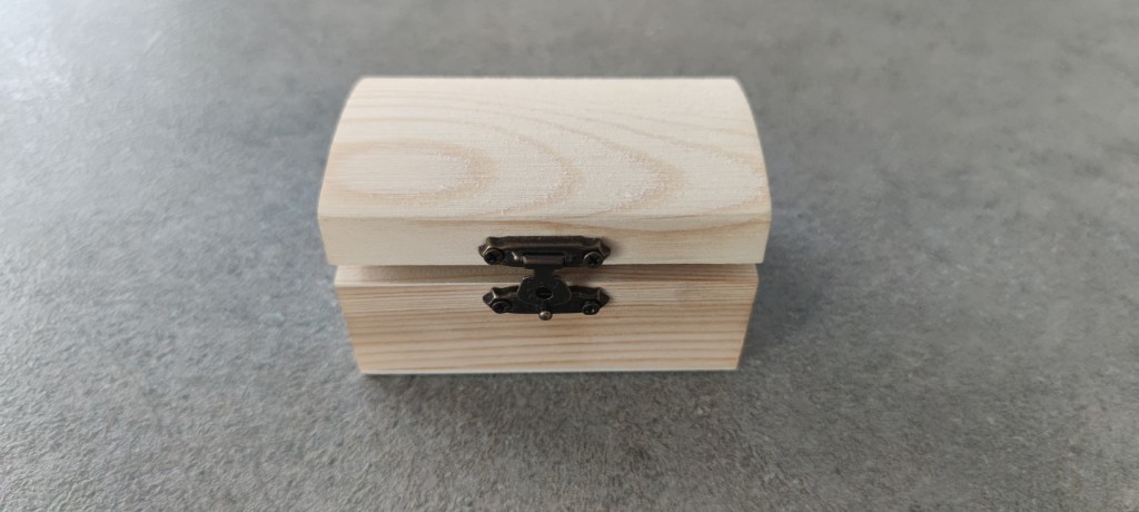 Cofre de madera decorativo