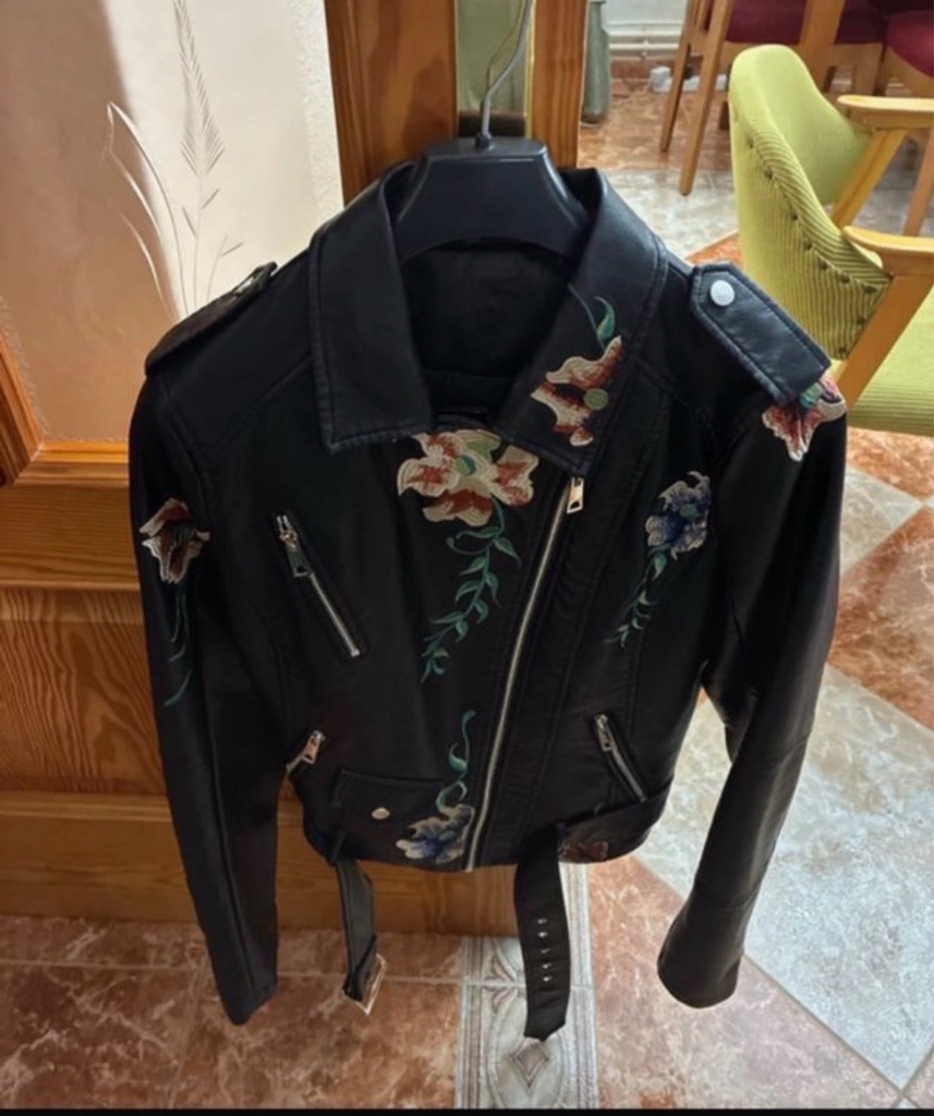 Chaqueta de cuero con bordados florales